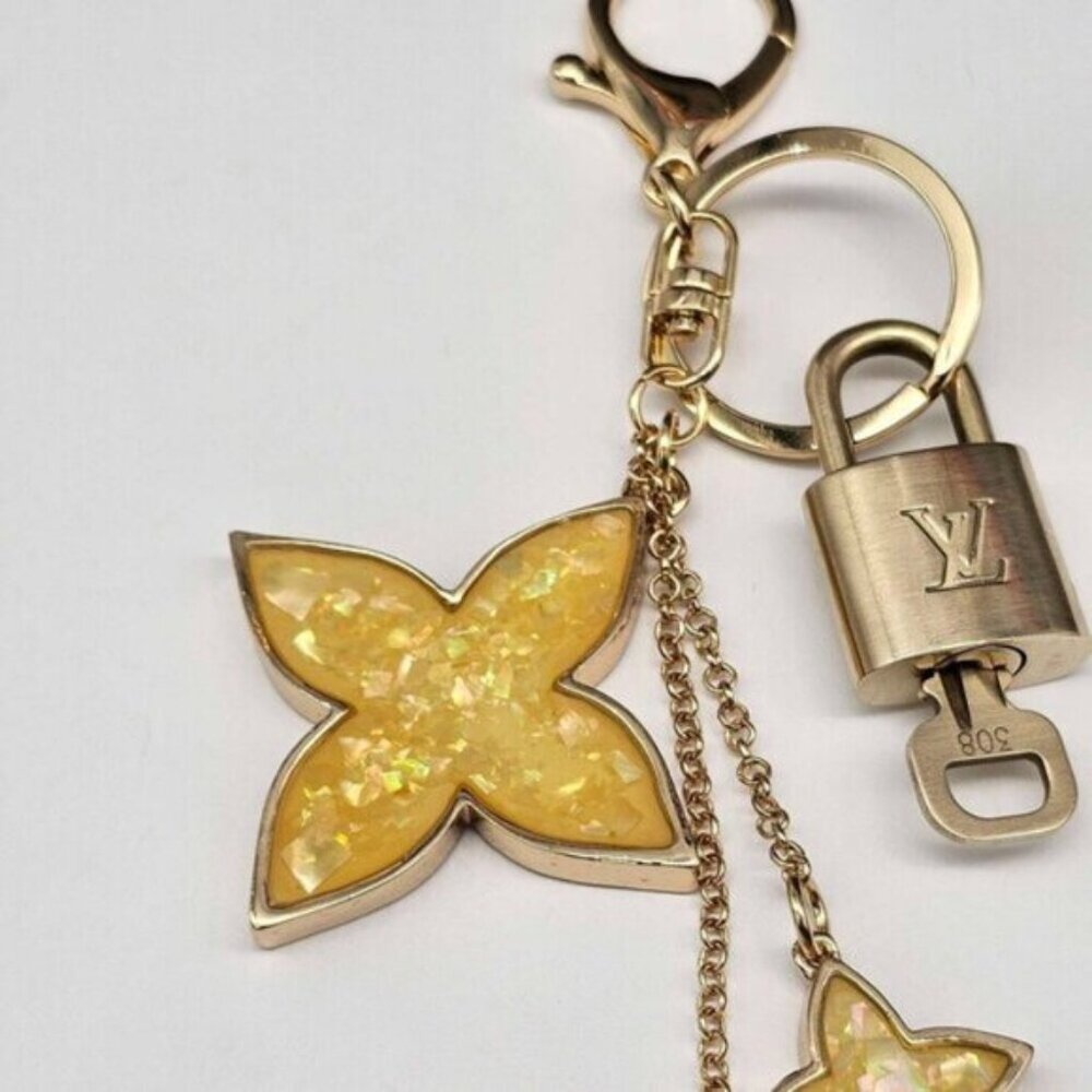 LV Authentic Gold Lock & Key 🔑 Luxury Bag Charm w/ Unbranded Flower Keychain - Picture 7 of 10